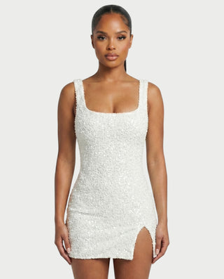 Vestido mini de malla con aberturas y detalle de cadena de JUVIA