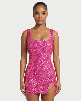 Vestido mini de malla con aberturas y detalle de cadena de JUVIA