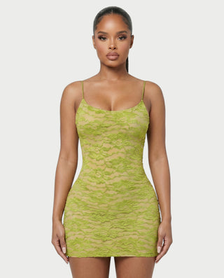 Vestido mini de malla con aberturas y detalle de cadena de JUVIA