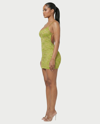 Vestido mini de malla con aberturas y detalle de cadena de JUVIA