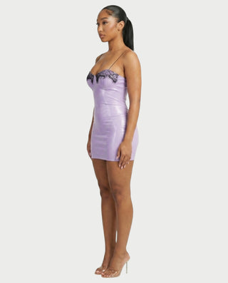 Vestido mini de malla con aberturas y detalle de cadena de JUVIA