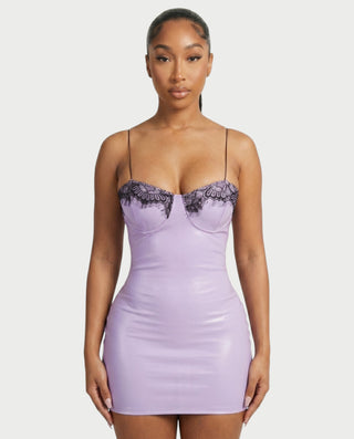 Vestido mini de malla con aberturas y detalle de cadena de JUVIA