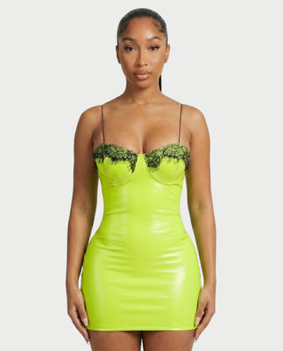 Vestido mini de malla con aberturas y detalle de cadena de JUVIA