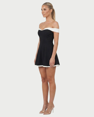 Vestido mini con hombros descubiertos y ribete en contraste de ORLENA