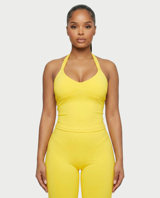 Conjunto de top corto con cuello halter y pantalones capri con lazo lateral CHIYA