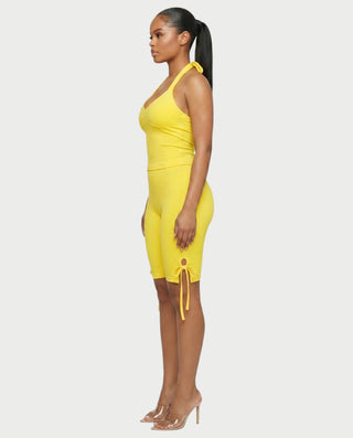 Conjunto de top corto con cuello halter y pantalones capri con lazo lateral CHIYA
