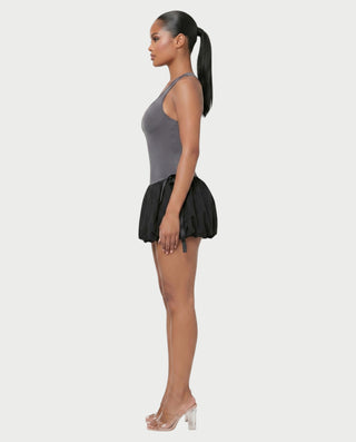Vestido mini con dobladillo abullonado y camiseta sin mangas de MAURELLE