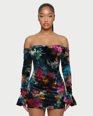 Vestido mini floral de terciopelo con hombros descubiertos de CATELYN