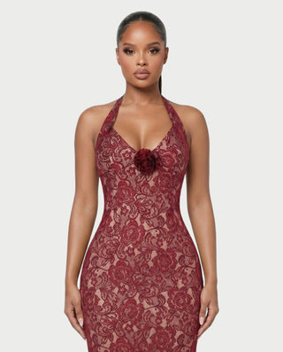 Vestido largo con cuello halter y encaje floral de TYRAE 