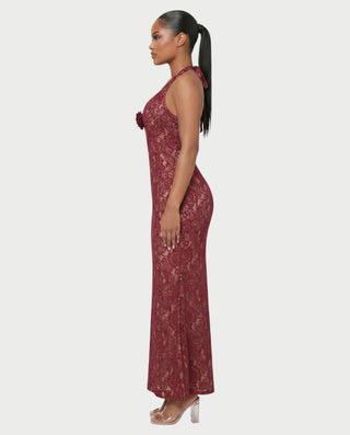 Vestido largo con cuello halter y encaje floral de TYRAE 