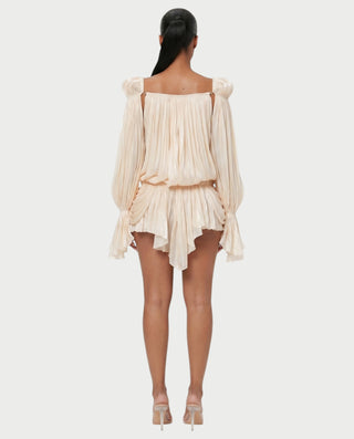 Vestido mini de malla con aberturas y detalle de cadena de JUVIA