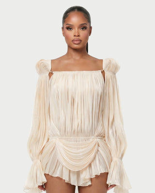 Vestido mini de malla con aberturas y detalle de cadena de JUVIA