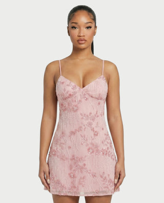 Vestido mini de malla con aberturas y detalle de cadena de JUVIA