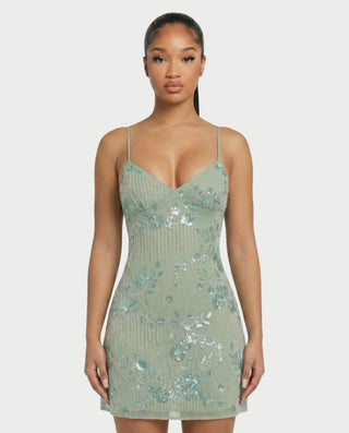 Vestido mini de malla con aberturas y detalle de cadena de JUVIA