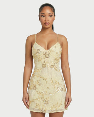 Vestido mini de malla con aberturas y detalle de cadena de JUVIA