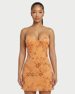 Vestido mini de malla con aberturas y detalle de cadena de JUVIA