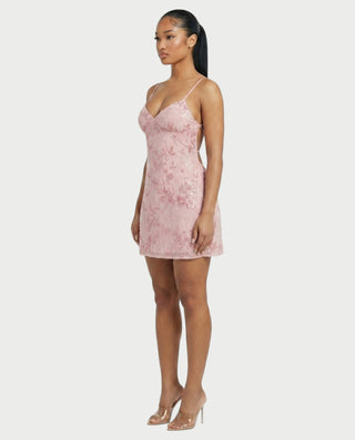 Vestido mini de malla con aberturas y detalle de cadena de JUVIA