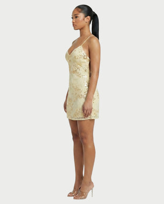 Vestido mini de malla con aberturas y detalle de cadena de JUVIA