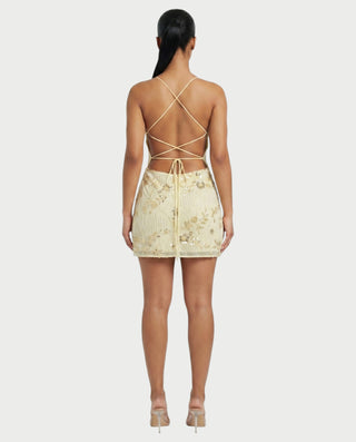 Vestido mini de malla con aberturas y detalle de cadena de JUVIA