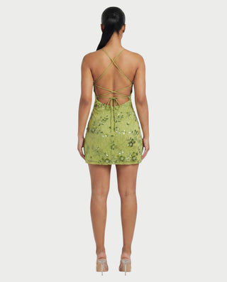 Vestido mini de malla con aberturas y detalle de cadena de JUVIA