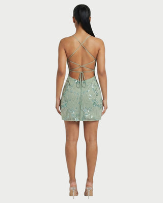 Vestido mini de malla con aberturas y detalle de cadena de JUVIA