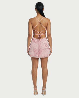 Vestido mini de malla con aberturas y detalle de cadena de JUVIA