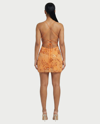 Vestido mini de malla con aberturas y detalle de cadena de JUVIA