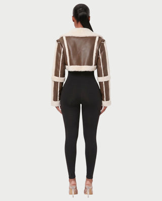 Chaqueta DREYA de piel sintética con ribete de piel de oveja