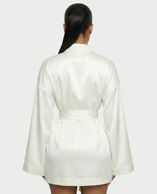Vestido mini de malla con aberturas y detalle de cadena de JUVIA
