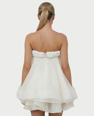Vestido mini de malla con aberturas y detalle de cadena de JUVIA