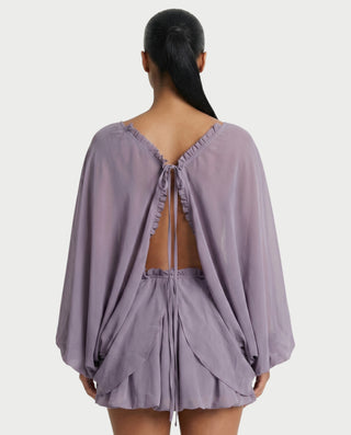 Vestido mini de malla con aberturas y detalle de cadena de JUVIA