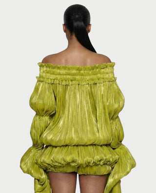 Vestido mini de malla con aberturas y detalle de cadena de JUVIA