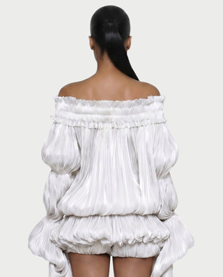 Vestido mini de malla con aberturas y detalle de cadena de JUVIA