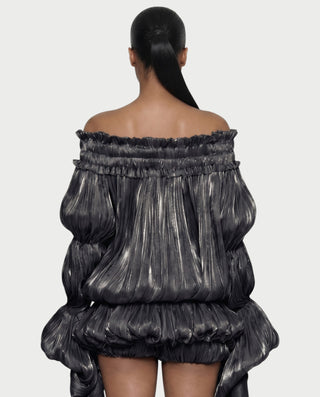 Vestido mini de malla con aberturas y detalle de cadena de JUVIA