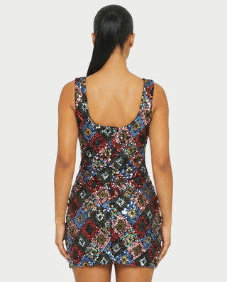 Vestido mini de malla con aberturas y detalle de cadena de JUVIA