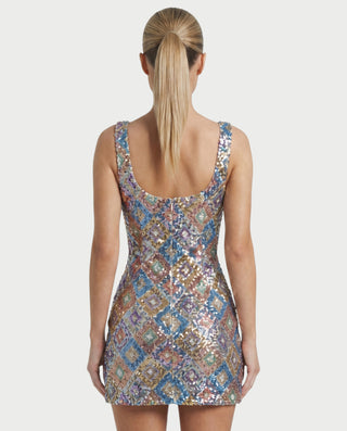 Vestido mini de malla con aberturas y detalle de cadena de JUVIA