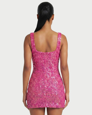 Vestido mini de malla con aberturas y detalle de cadena de JUVIA