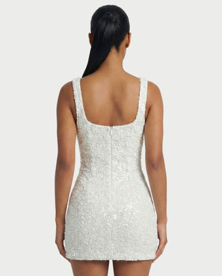 Vestido mini de malla con aberturas y detalle de cadena de JUVIA
