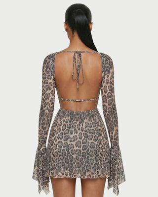 Vestido mini de malla con aberturas y detalle de cadena de JUVIA