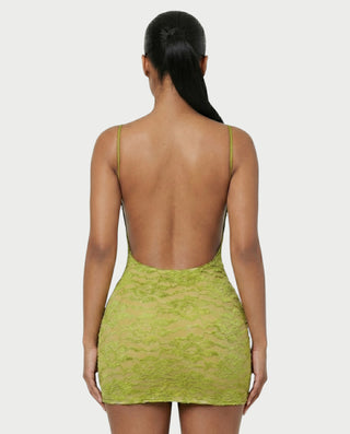 Vestido mini de malla con aberturas y detalle de cadena de JUVIA