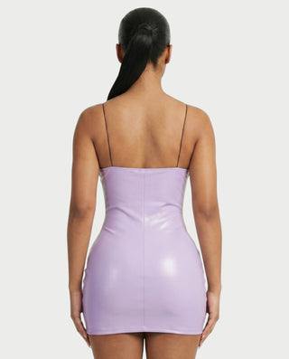 Vestido mini de malla con aberturas y detalle de cadena de JUVIA