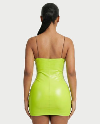 Vestido mini de malla con aberturas y detalle de cadena de JUVIA