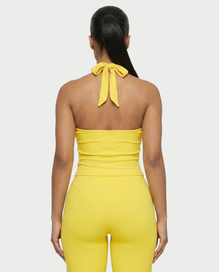 Conjunto de top corto con cuello halter y pantalones capri con lazo lateral CHIYA