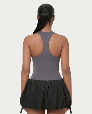 Vestido mini con dobladillo abullonado y camiseta sin mangas de MAURELLE