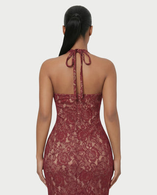 Vestido largo con cuello halter y encaje floral de TYRAE 