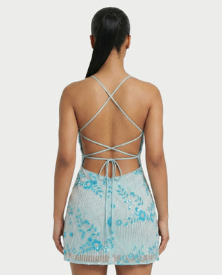 Vestido mini de malla con aberturas y detalle de cadena de JUVIA