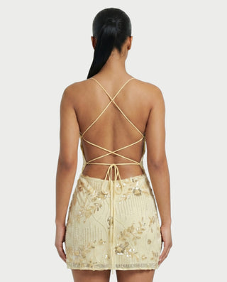 Vestido mini de malla con aberturas y detalle de cadena de JUVIA