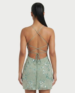 Vestido mini de malla con aberturas y detalle de cadena de JUVIA