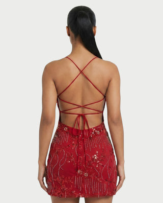 Vestido mini de malla con aberturas y detalle de cadena de JUVIA