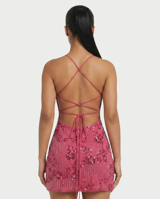Vestido mini de malla con aberturas y detalle de cadena de JUVIA
